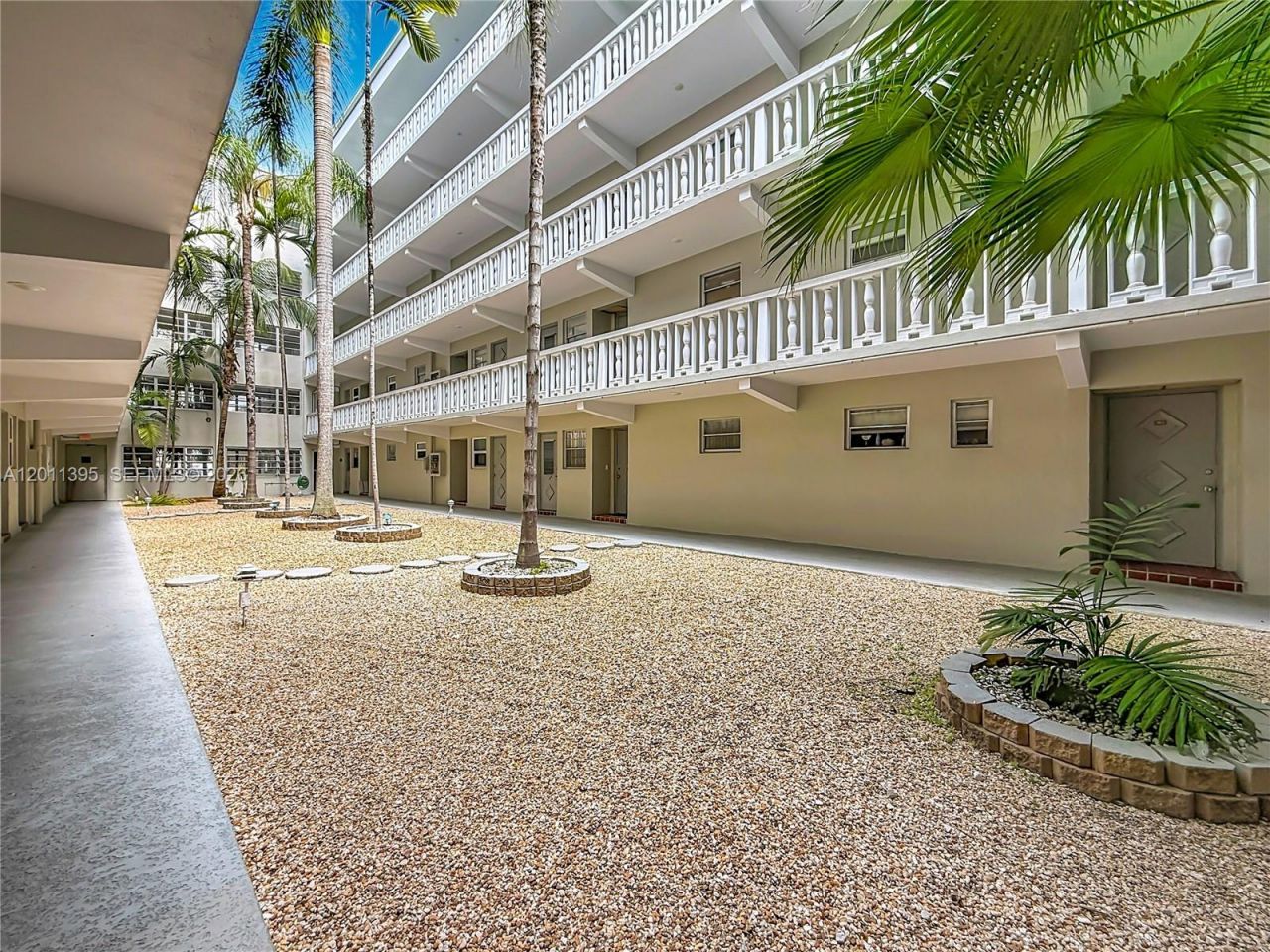 330 SE 2nd St , Unit 305E, Hallandale Beach, FL 33009 Photo