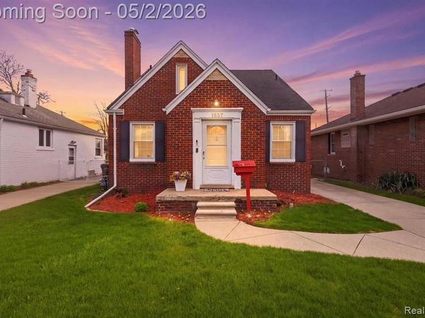 1857 Roslyn Road, Grosse Pointe Woods, MI 48236