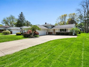 1994 Aldersgate Drive, Lyndhurst, OH 44124