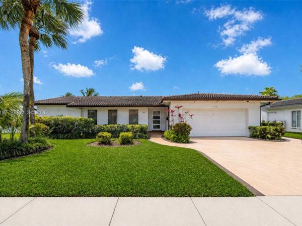 7410 Loch Ness Dr , Miami Lakes, FL 33014
