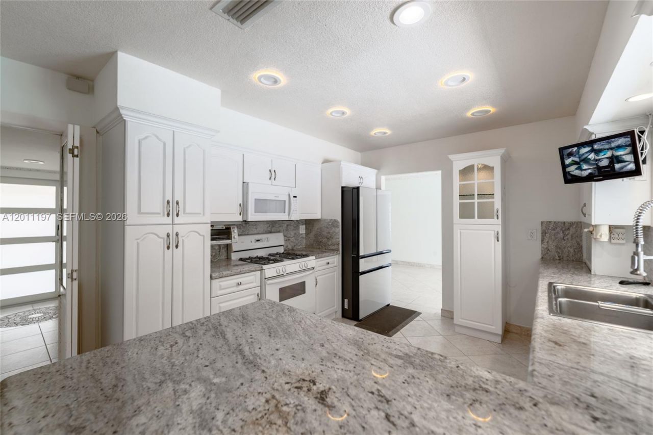 7410 Loch Ness Dr , Miami Lakes, FL 33014 Photo