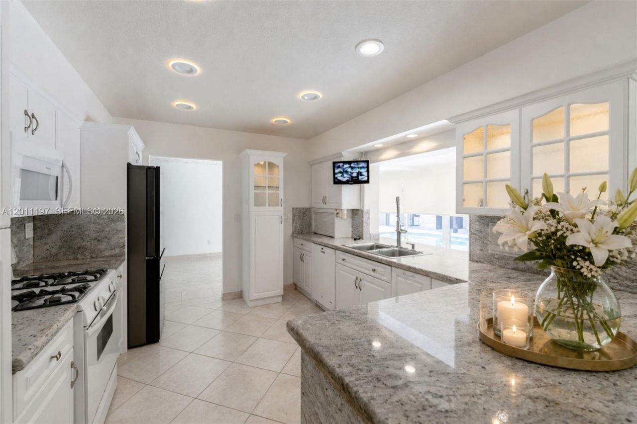 7410 Loch Ness Dr , Miami Lakes, FL 33014 Photo