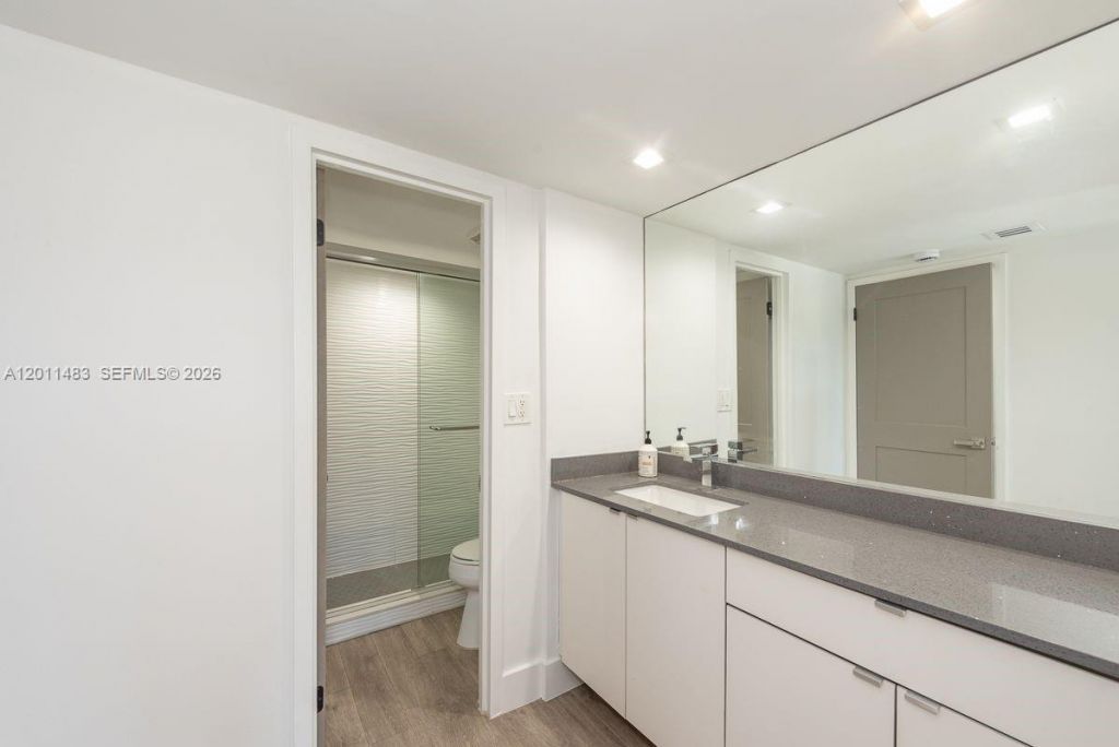 100 Bayview Dr , Unit 210, Sunny Isles Beach, FL 33160 Photo