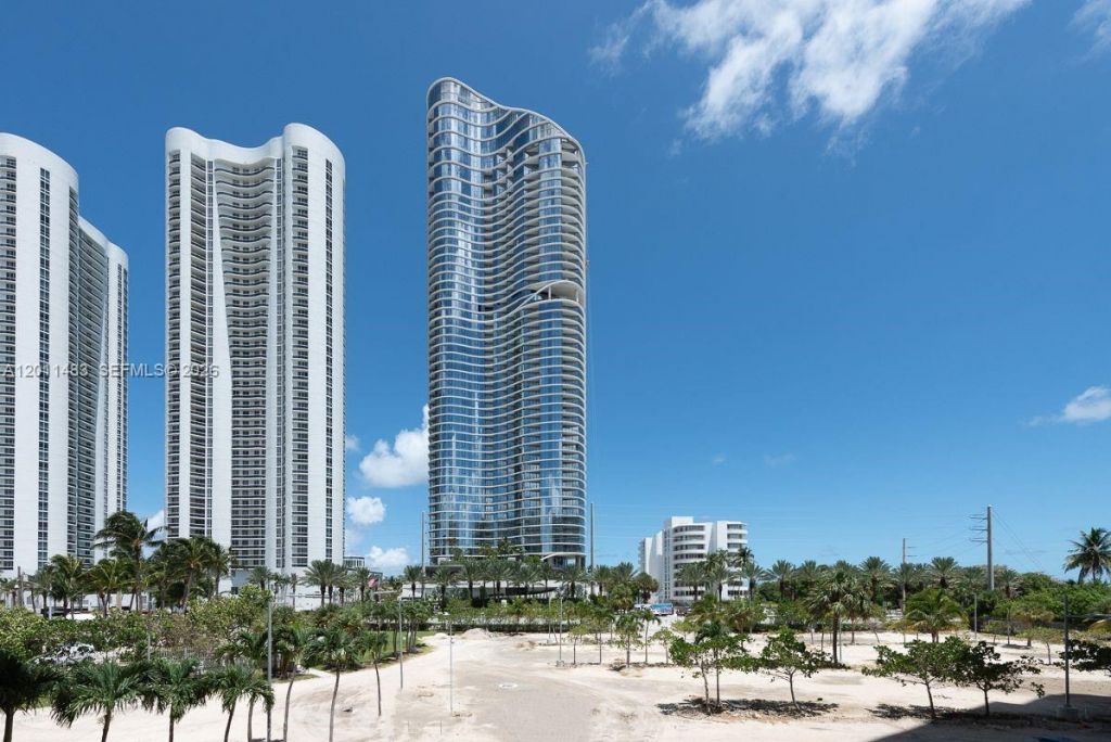 100 Bayview Dr , Unit 210, Sunny Isles Beach, FL 33160 Photo