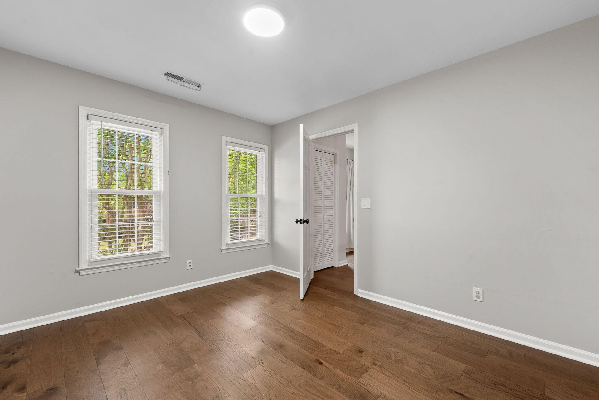 9 Windsor Drive Photo 33
