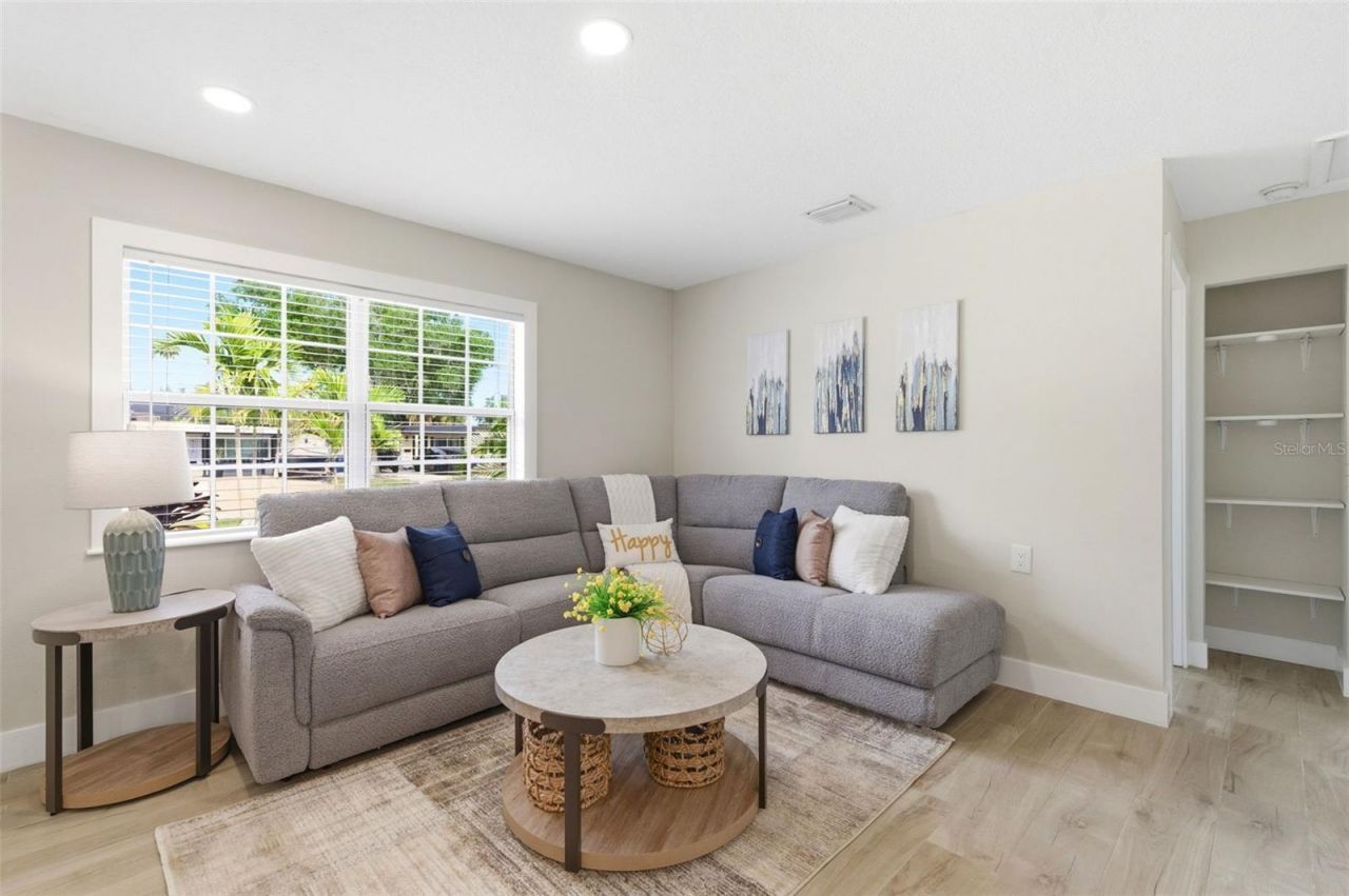 4146 Des Moines Street Ne, Saint Petersburg, FL 33703 Photo