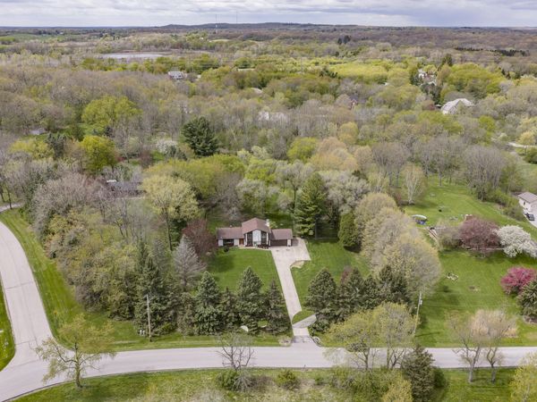 W296N575 Bryn Dr, Delafield, WI 53188