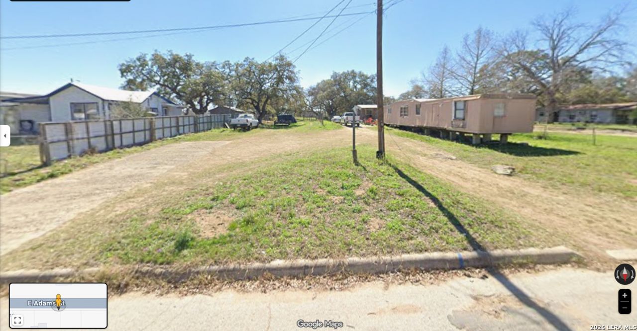 834 E Adams St, Pleasanton, TX 78064 Main Photo