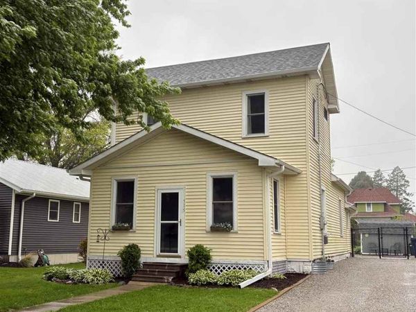 515 S Riggs St, Lone Tree, IA 52755