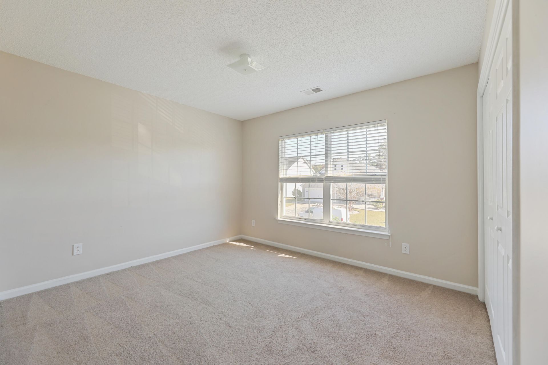 405 Green Park Lane Photo 16