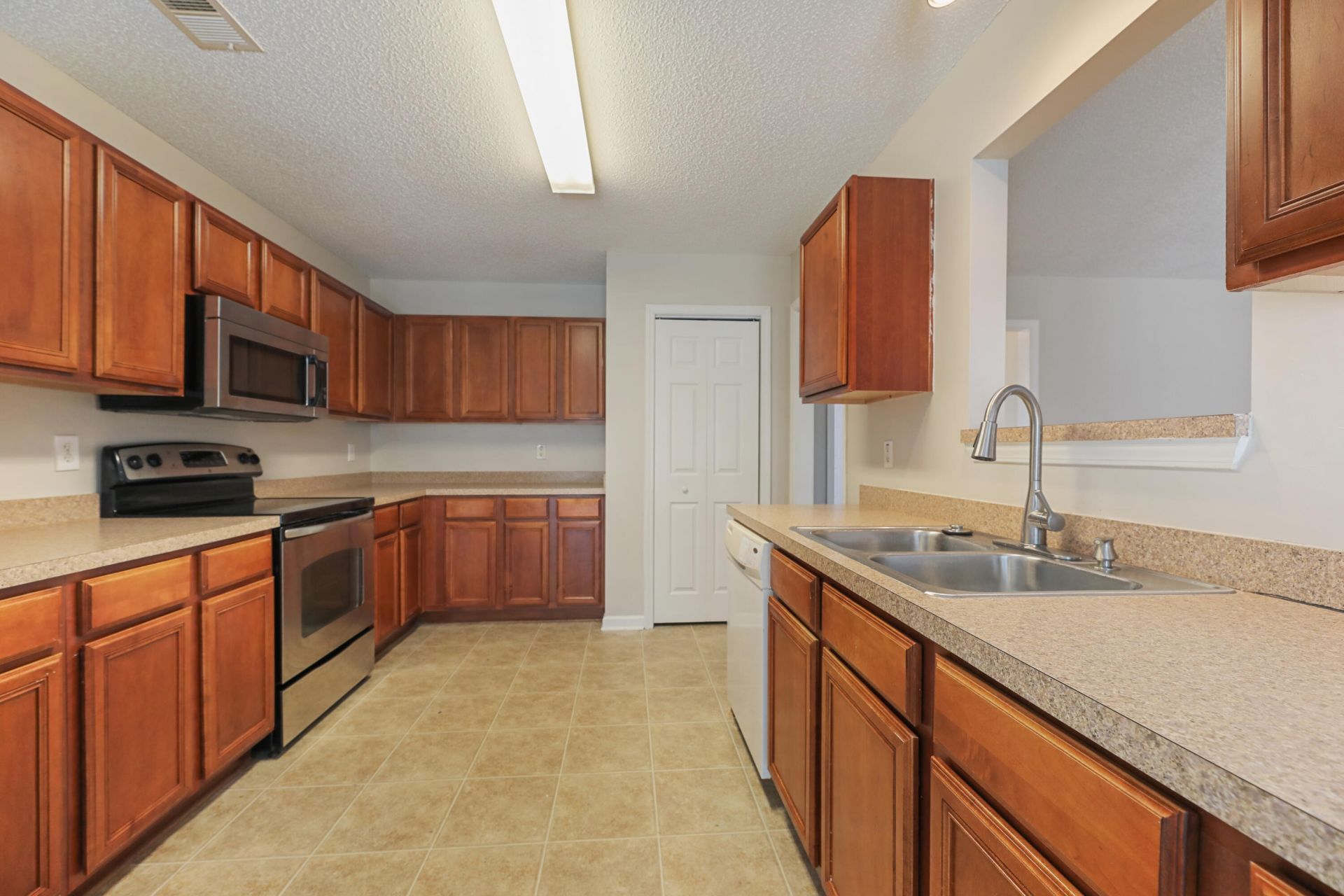 405 Green Park Lane Photo 8