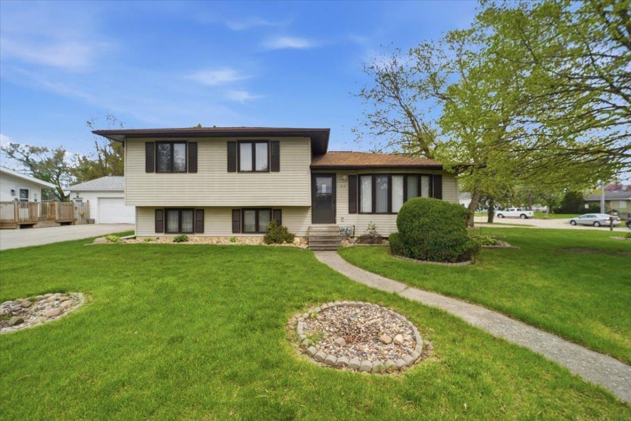 215 River Forest Road, Evansdale, IA 50707 Main Photo