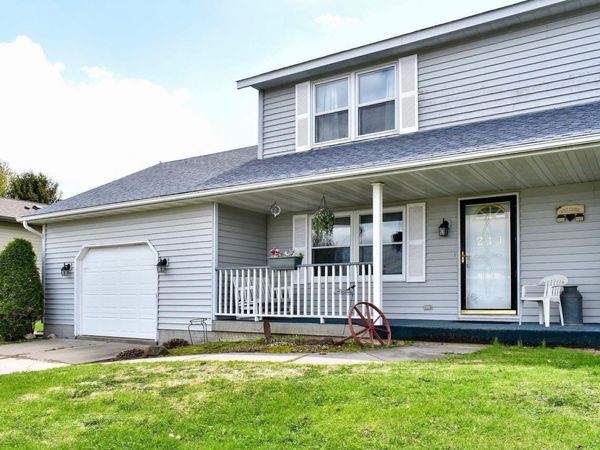 211 Sunset Avenue NW, Altura, MN 55910