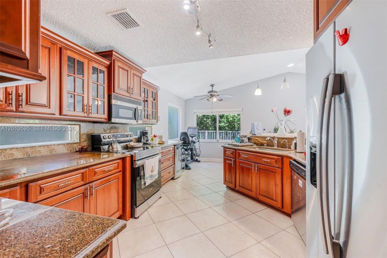 1065 Weeping Willow Way, Hollywood, FL 33019 Photo