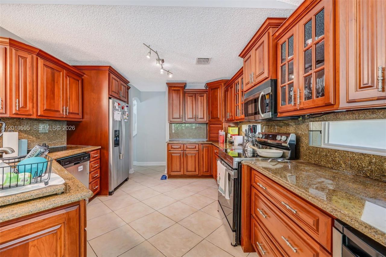 1065 Weeping Willow Way, Hollywood, FL 33019 Photo