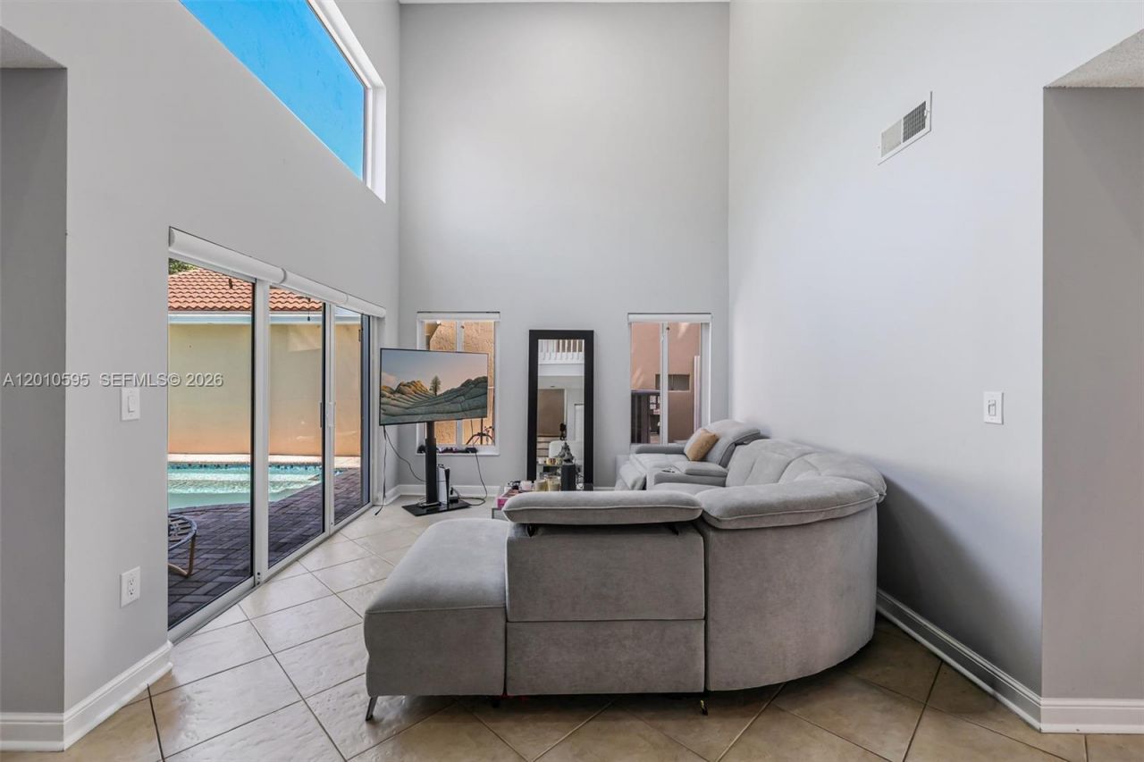 1065 Weeping Willow Way, Hollywood, FL 33019 Photo