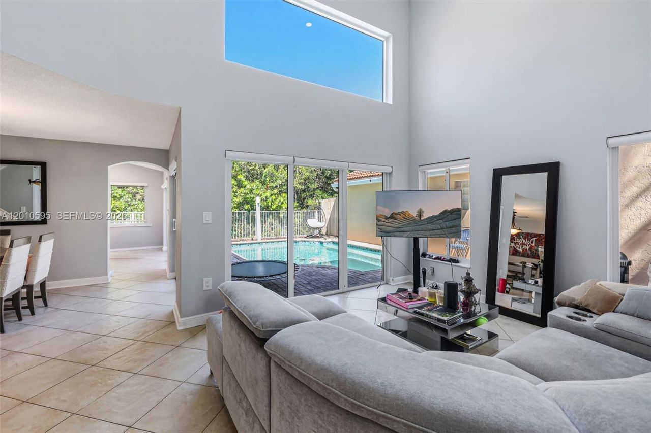 1065 Weeping Willow Way, Hollywood, FL 33019 Photo