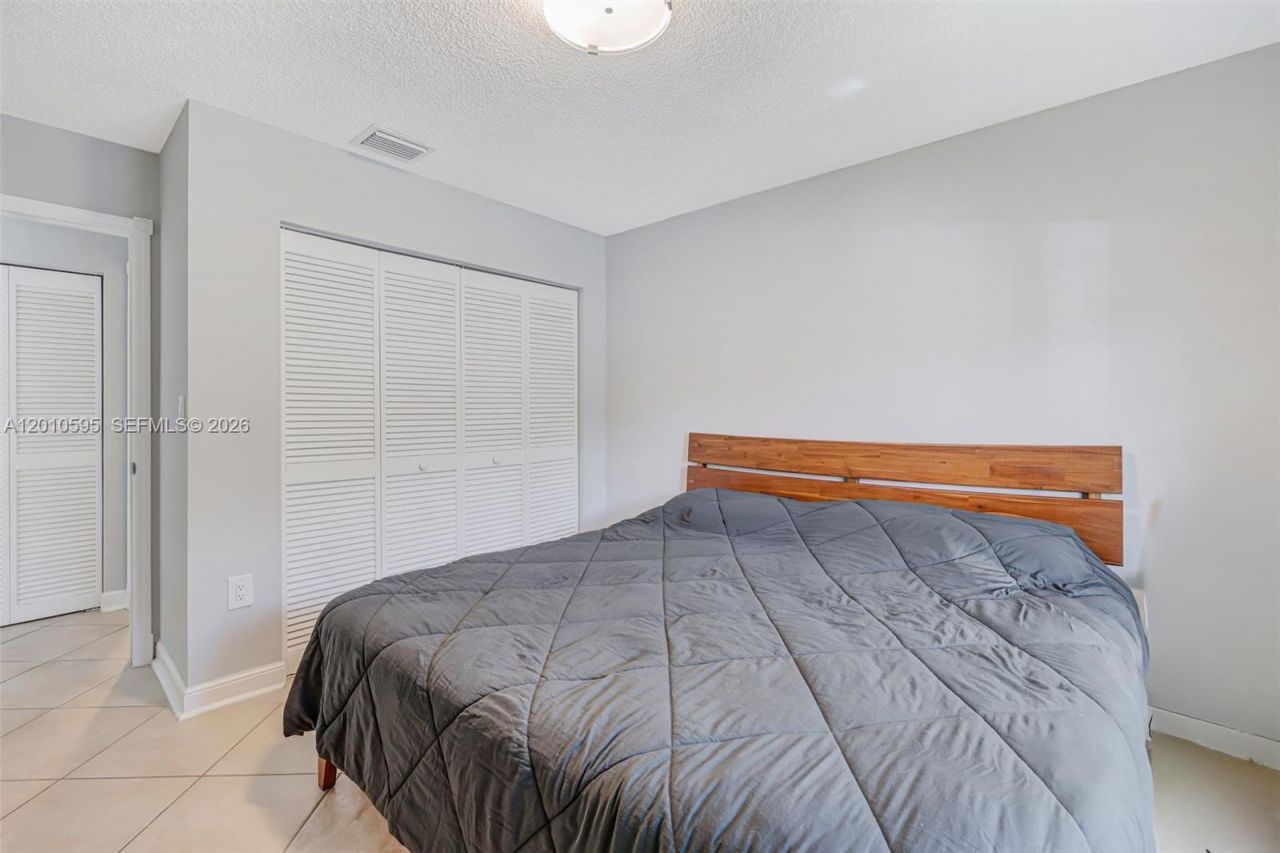 1065 Weeping Willow Way, Hollywood, FL 33019 Photo
