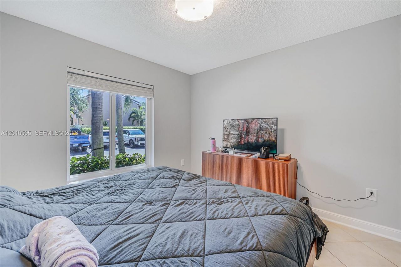 1065 Weeping Willow Way, Hollywood, FL 33019 Photo