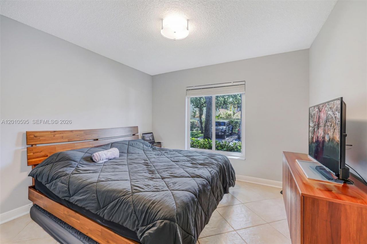 1065 Weeping Willow Way, Hollywood, FL 33019 Photo