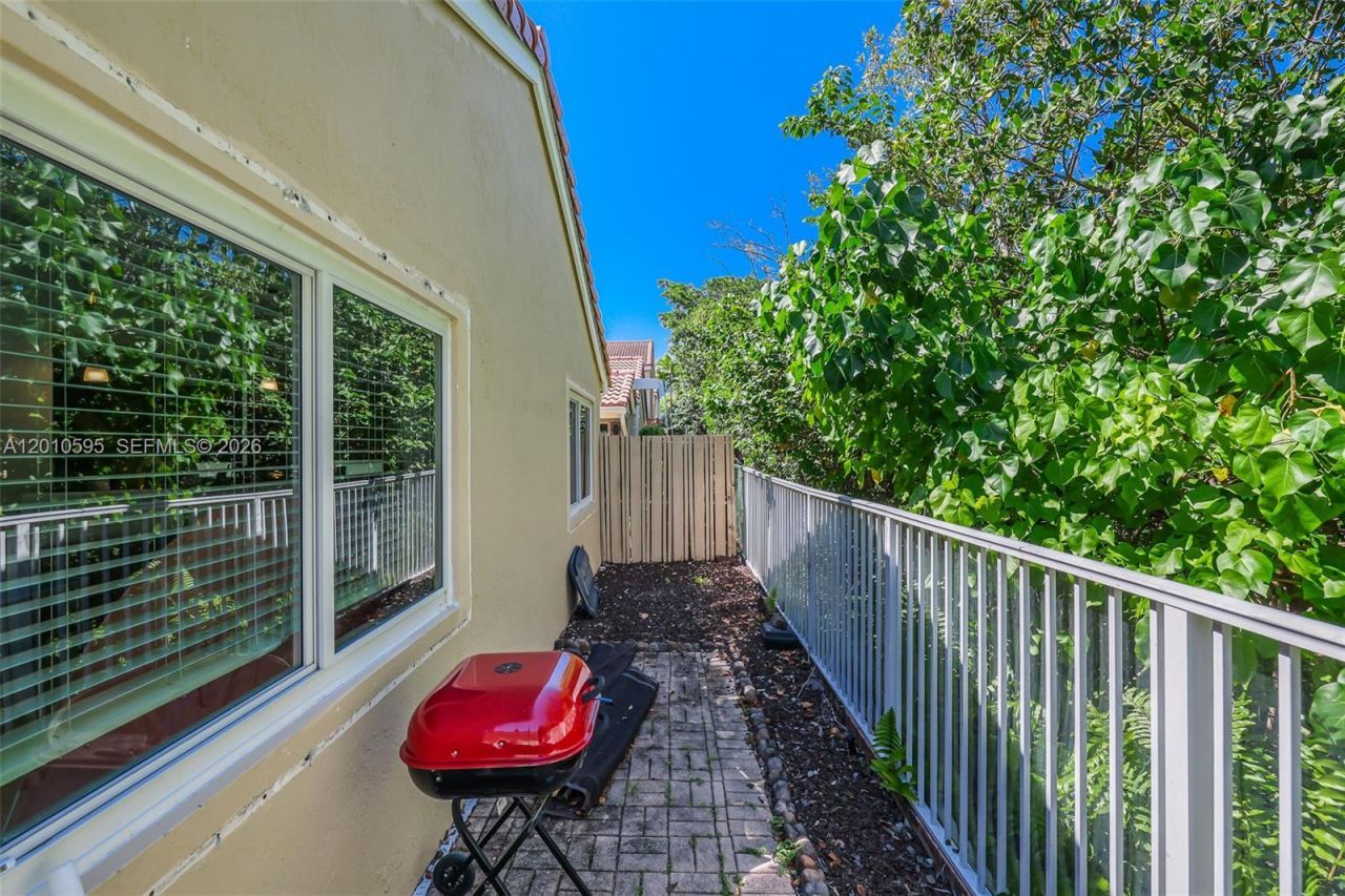 1065 Weeping Willow Way, Hollywood, FL 33019 Photo