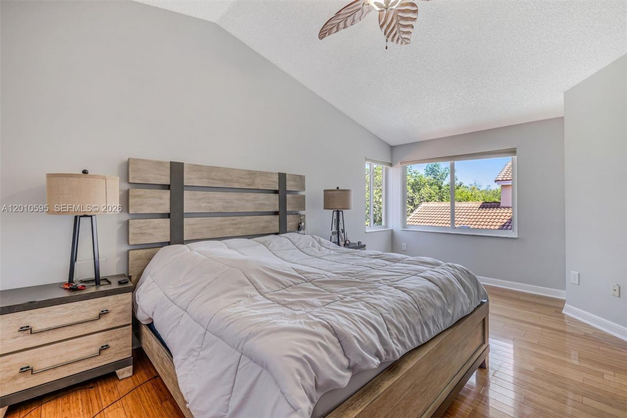 1065 Weeping Willow Way, Hollywood, FL 33019 Photo