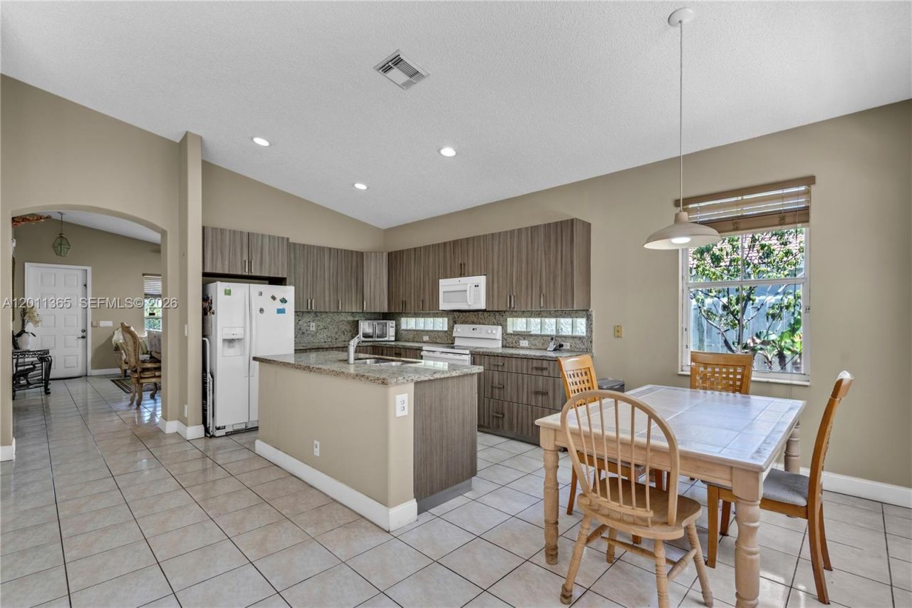 16332 SW 10th St, Pembroke Pines, FL 33027 Photo