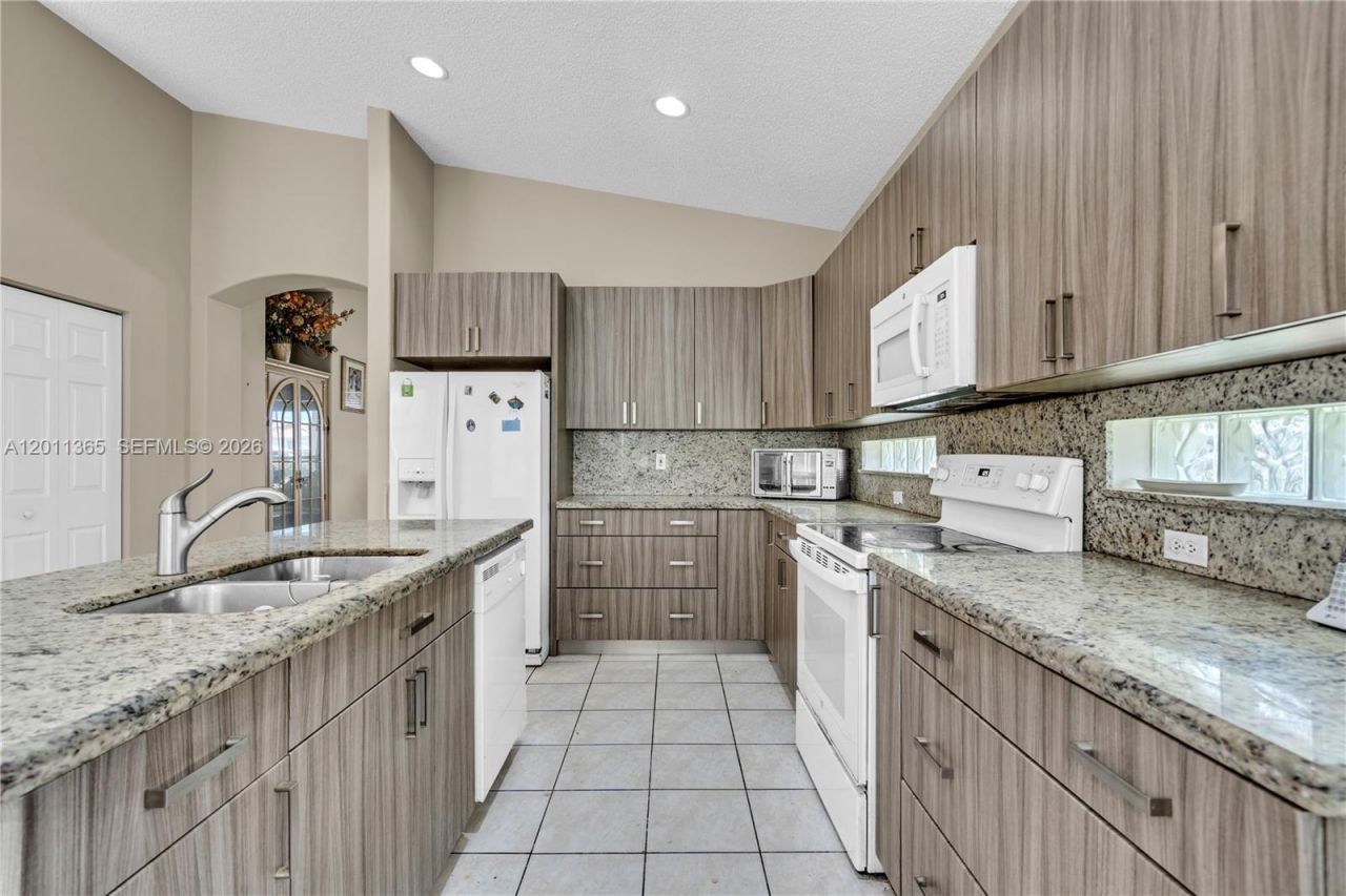 16332 SW 10th St, Pembroke Pines, FL 33027 Photo