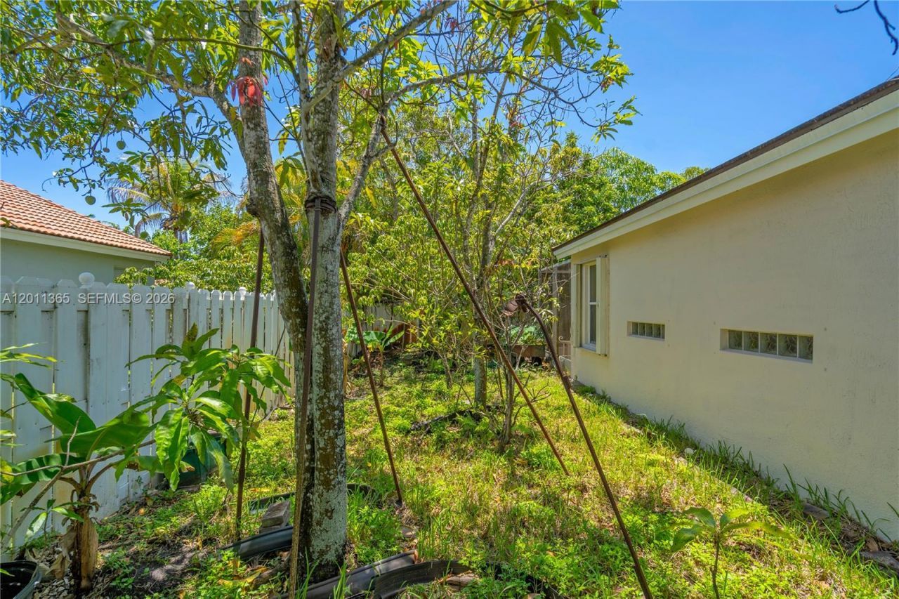 16332 SW 10th St, Pembroke Pines, FL 33027 Photo