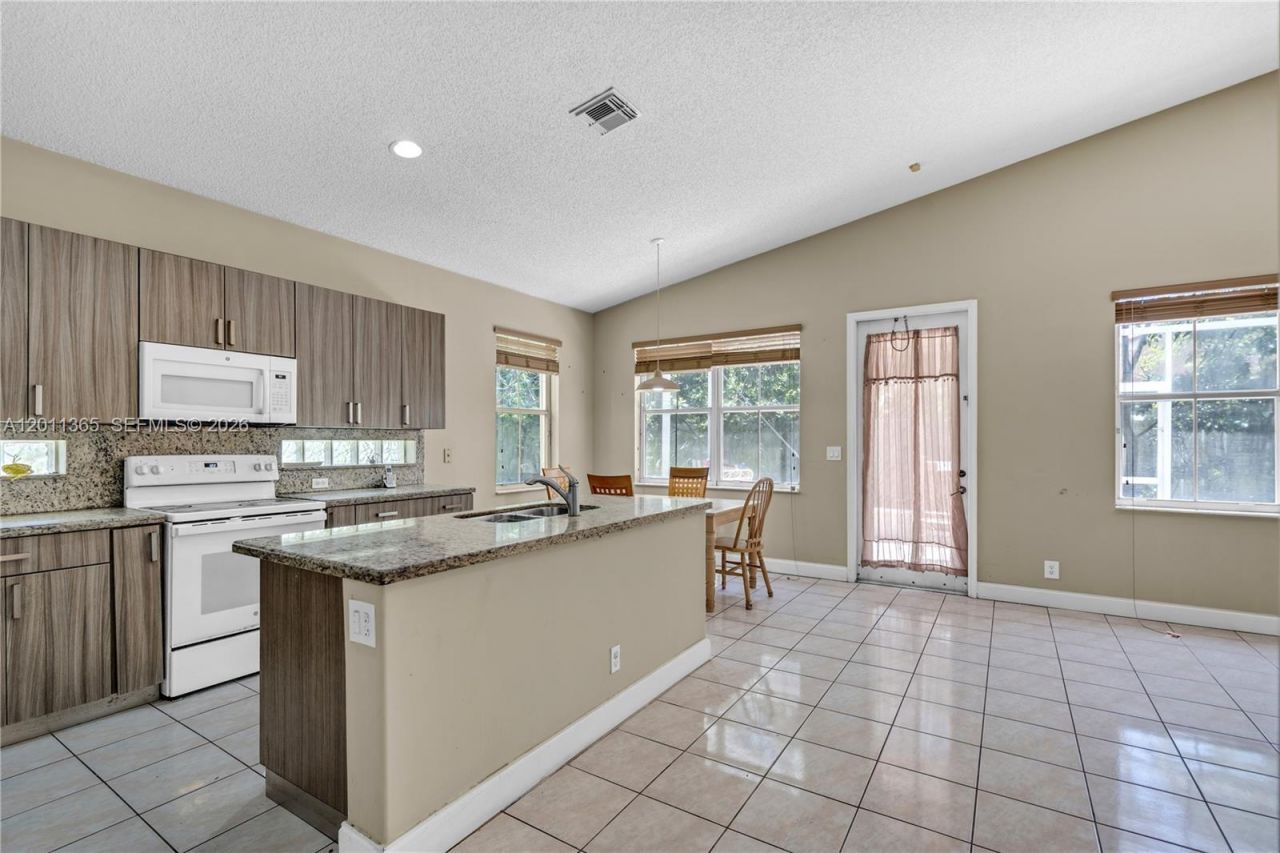 16332 SW 10th St, Pembroke Pines, FL 33027 Photo