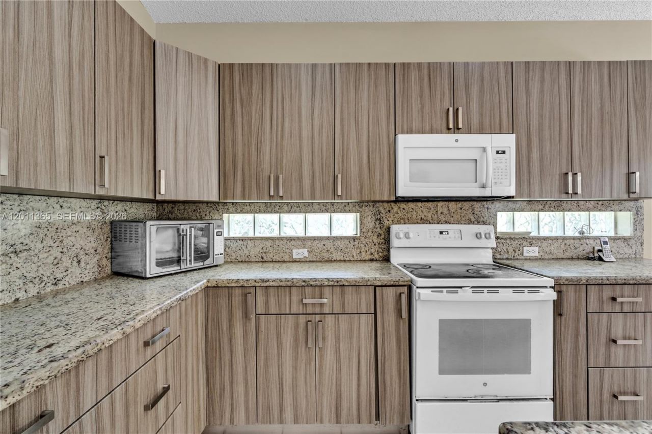 16332 SW 10th St, Pembroke Pines, FL 33027 Photo