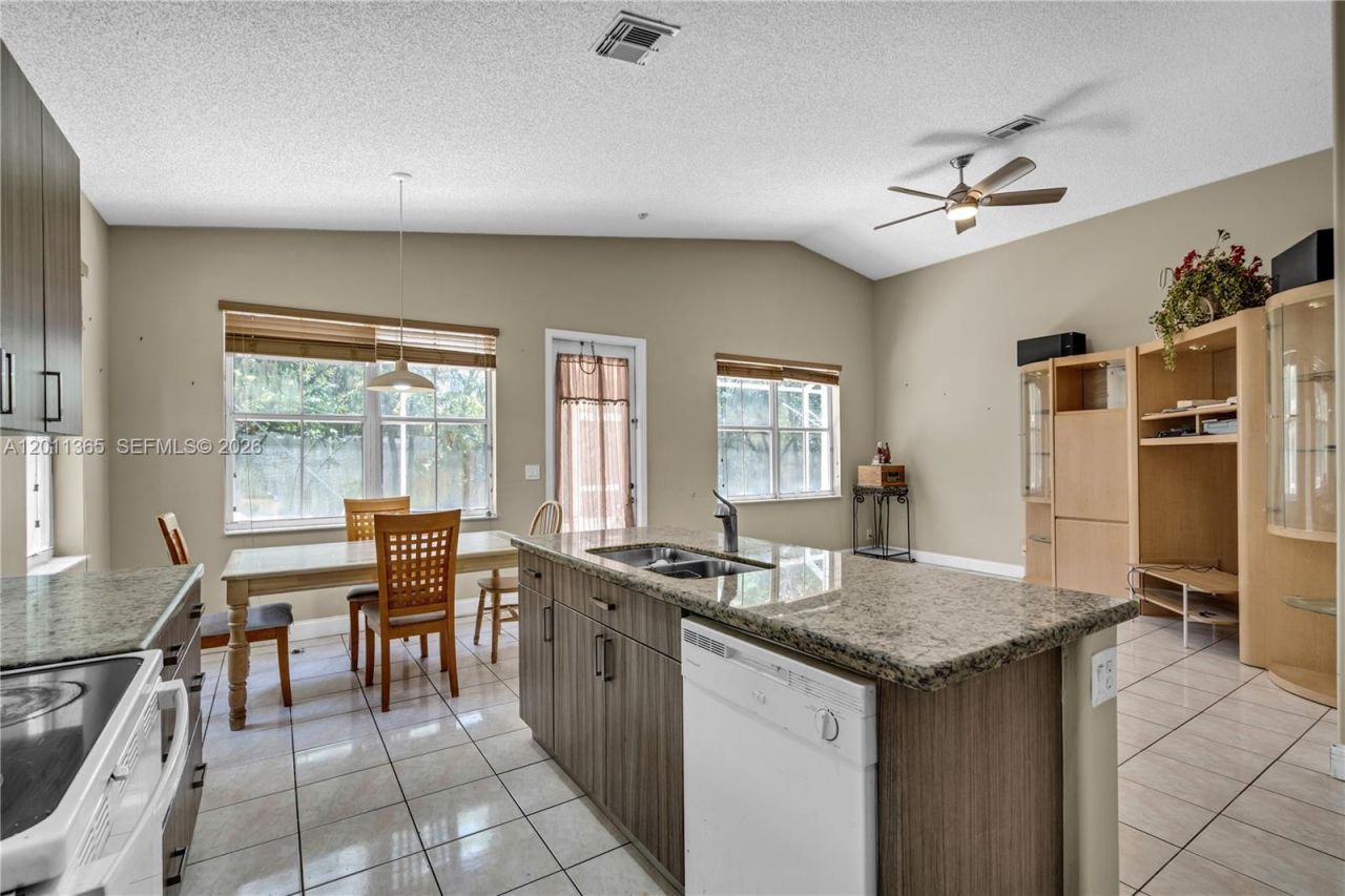 16332 SW 10th St, Pembroke Pines, FL 33027 Photo