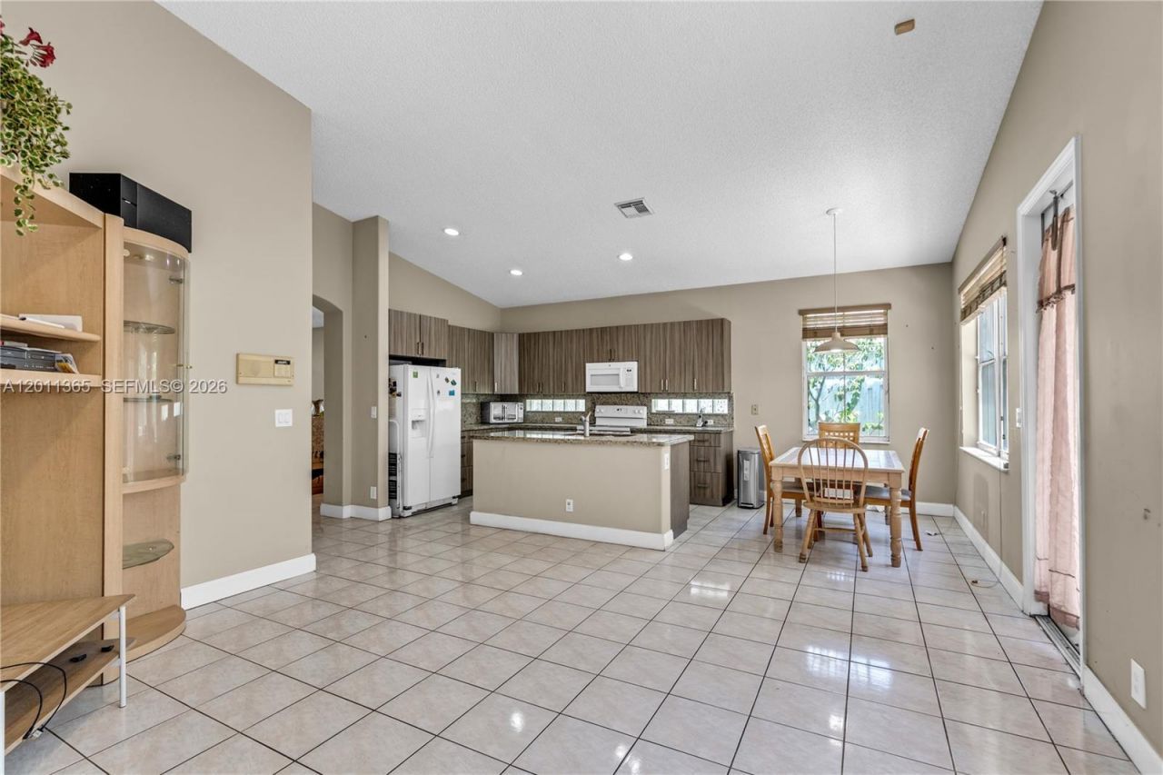 16332 SW 10th St, Pembroke Pines, FL 33027 Photo