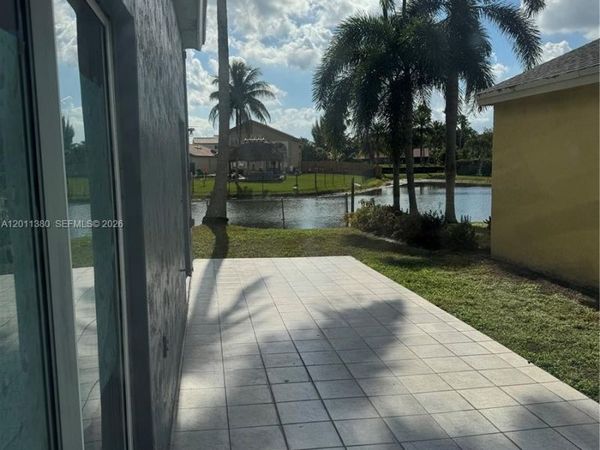 366 E Riverbend Dr , Sunrise, FL 33326