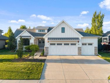 21904 Martha Street, Elkhorn, NE 68022
