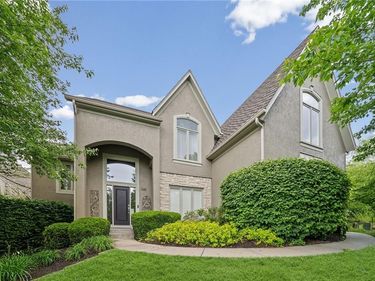 8011 Parkview Drive, Parkville, MO 64152