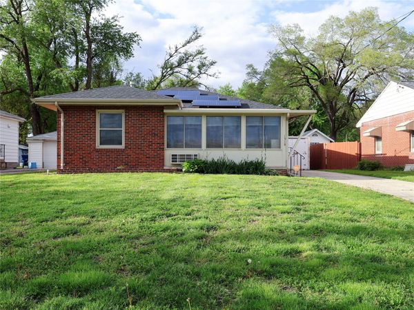 1318 E Douglas Avenue, Des Moines, IA 50316