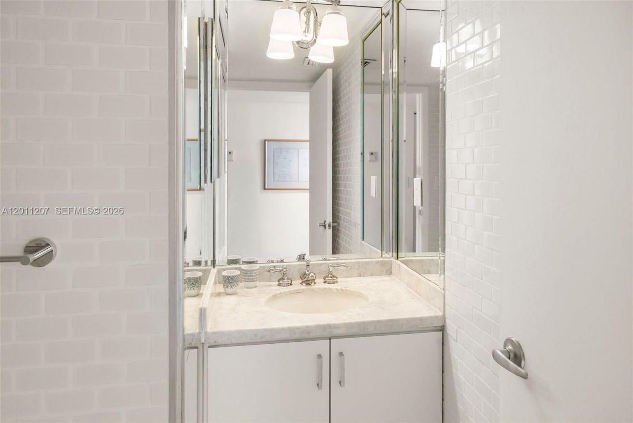 2555 Collins Ave, Unit 2014, Miami Beach, FL 33140 Photo
