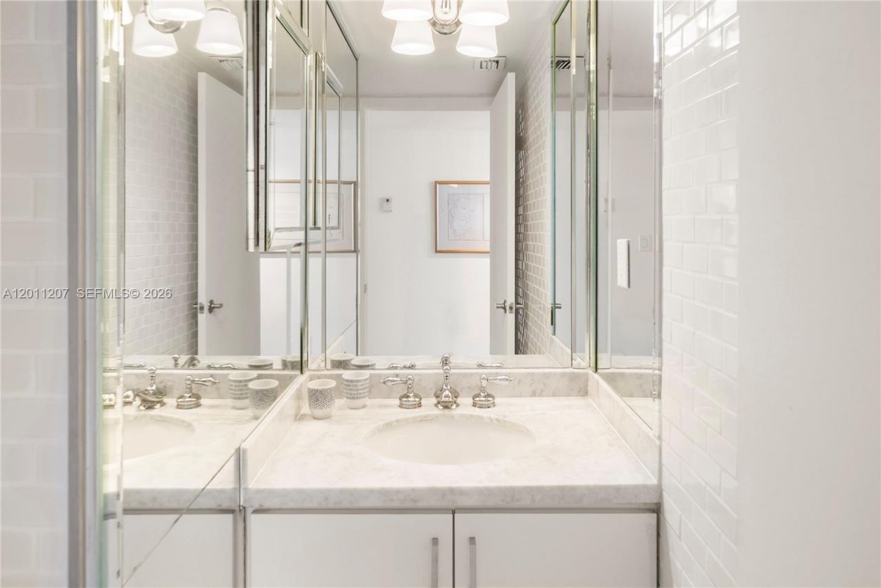2555 Collins Ave, Unit 2014, Miami Beach, FL 33140 Photo