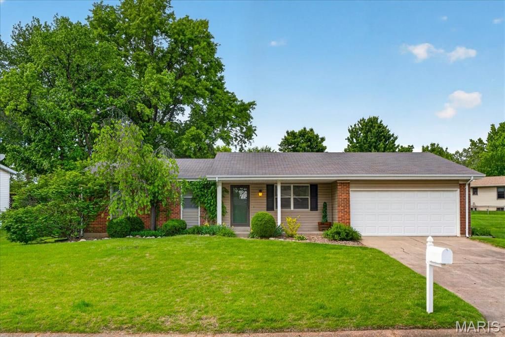 4 Glenview Drive, Saint Charles, MO 63304 Main Photo