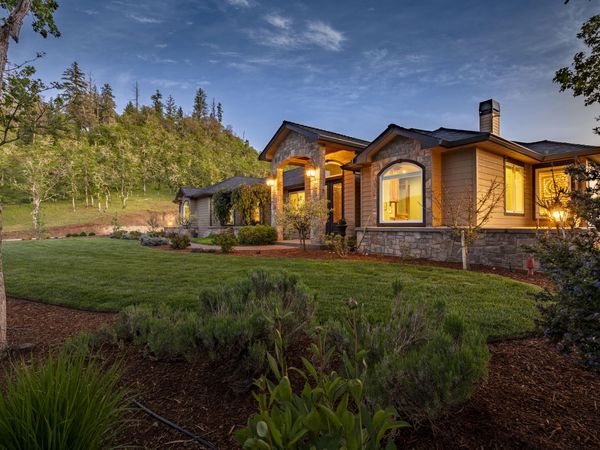 1884 S Obenchain Road, Eagle Point, OR 97524