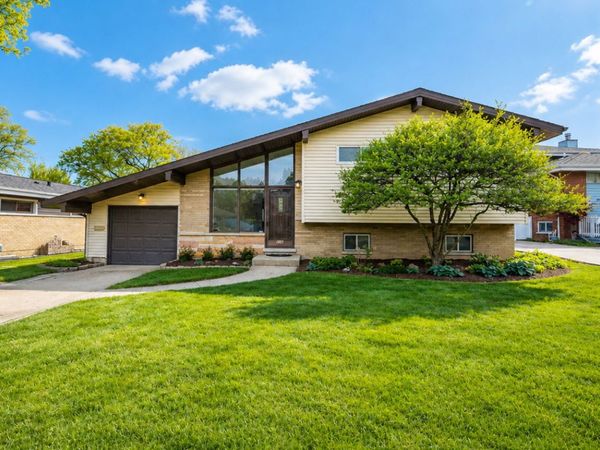826 S Villa Avenue, Villa Park, IL 60181