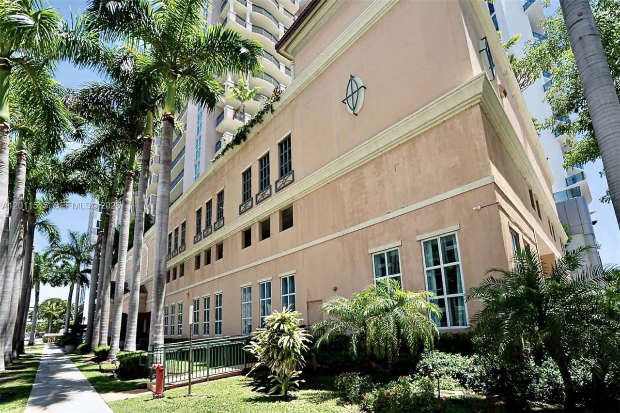 17555 Atlantic Blvd, Unit UPH7, Sunny Isles Beach, FL 33160 Photo