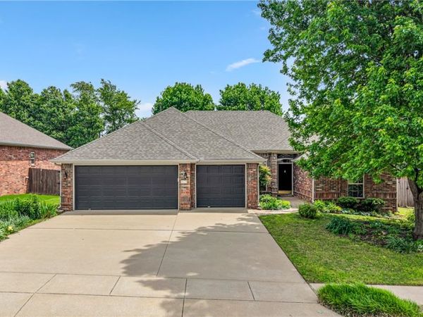 215 Dawn Drive, Centerton, AR 72719