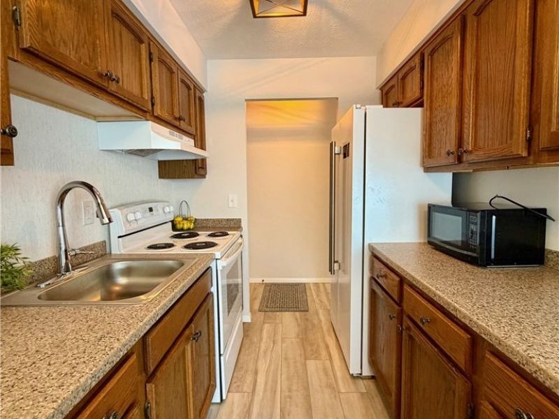 31622 N Marginal Drive , Unit B-105, Willowick, OH 44095 Photo 5