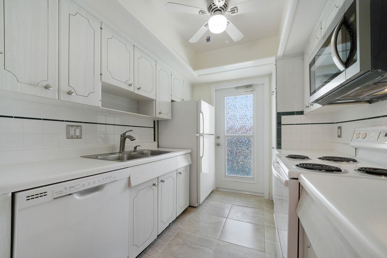 37 Yacht Club Drive, Unit 202, North Palm Beach, FL 33408 Photo