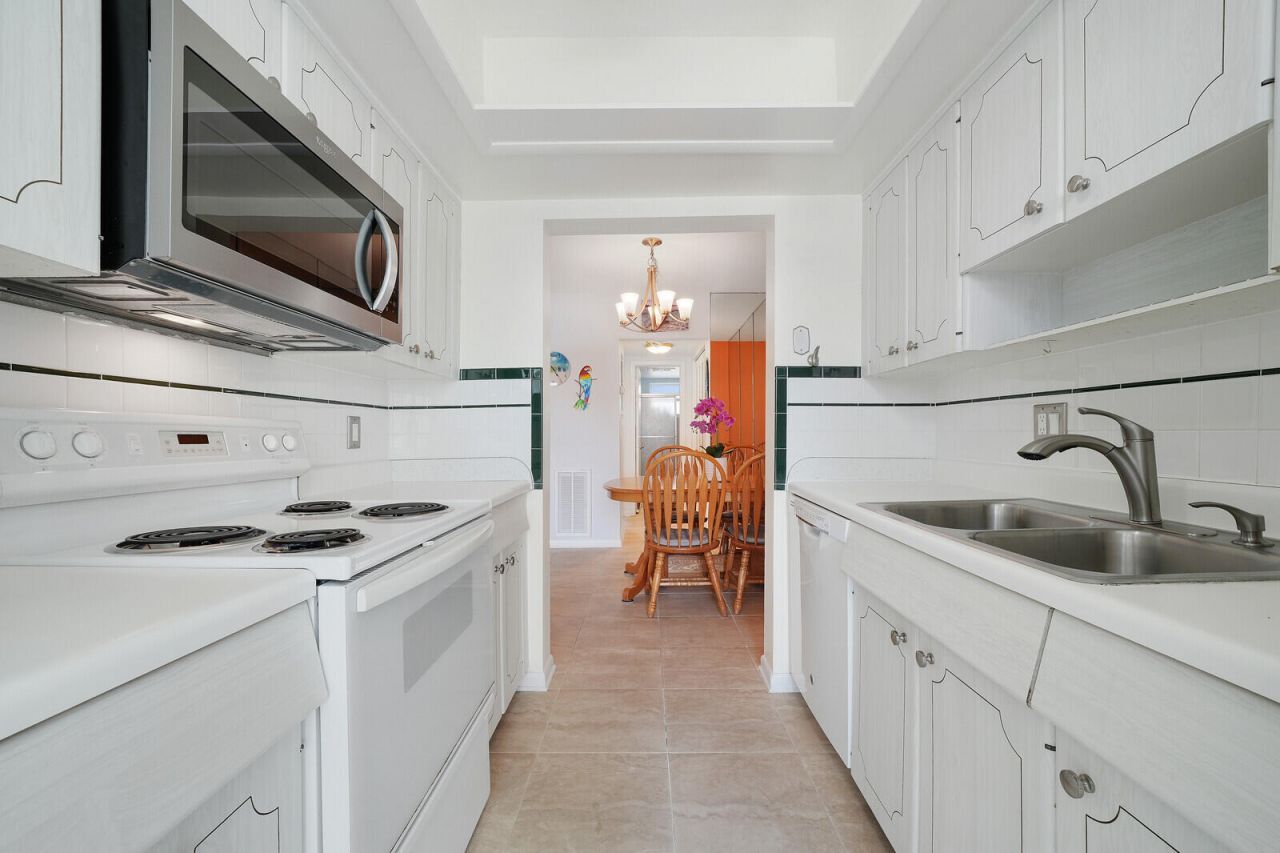 37 Yacht Club Drive, Unit 202, North Palm Beach, FL 33408 Photo