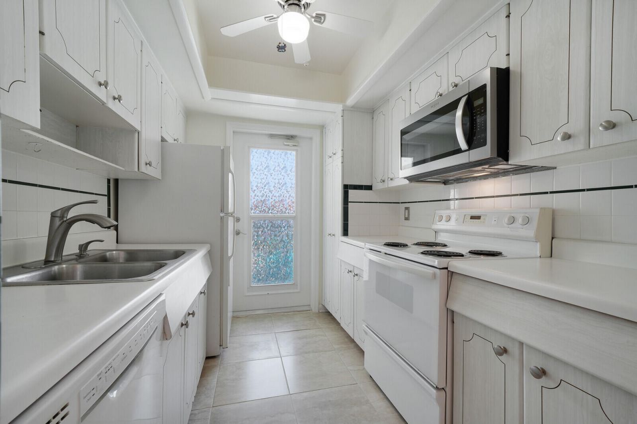 37 Yacht Club Drive, Unit 202, North Palm Beach, FL 33408 Photo