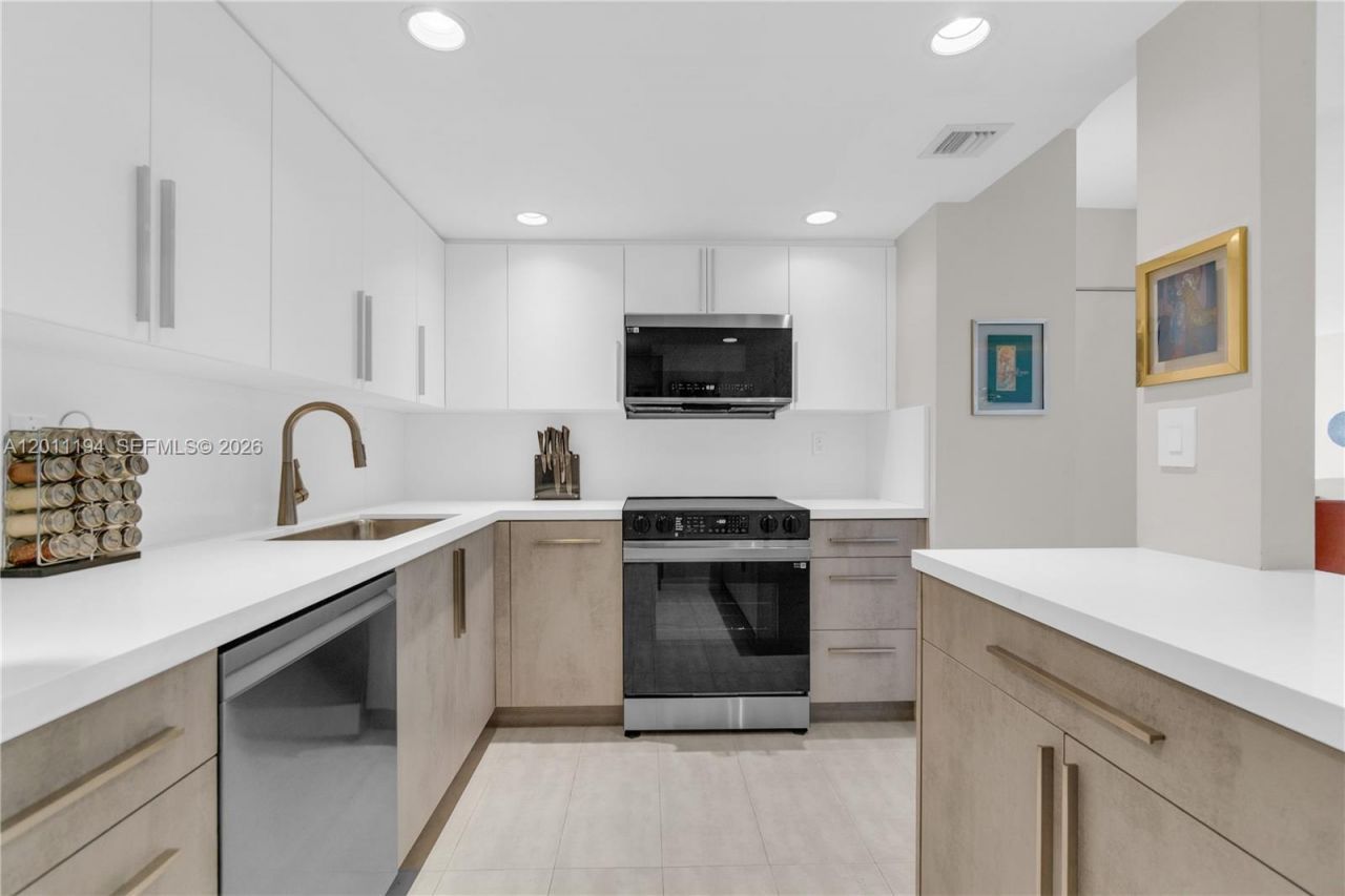 1000 Quayside Ter, Unit 703, Miami, FL 33138 Photo