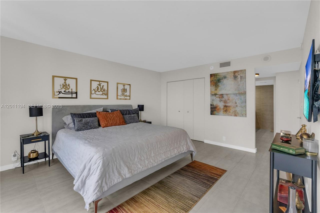 1000 Quayside Ter, Unit 703, Miami, FL 33138 Photo